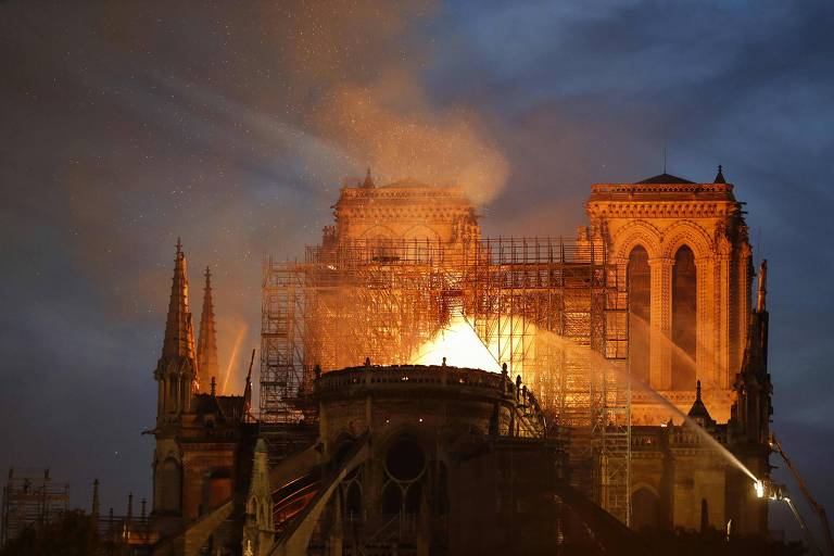 Bombeiros tentam apagar as chamas da catedral de Notre-Dame