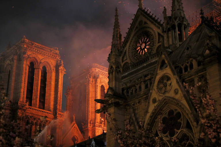 Bombeiros tentam apagar as chamas da catedral de Notre-Dame
