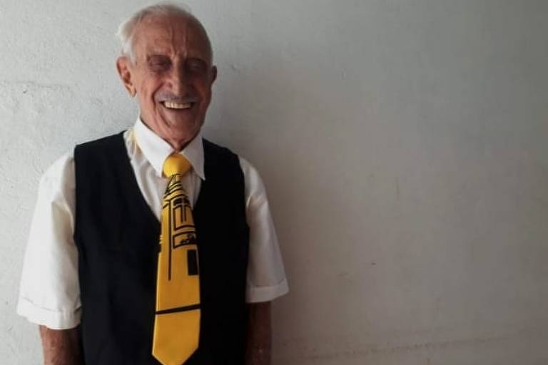 Abilio Zuelli, que foi garçom da choperia Pinguim, em Ribeirão Preto, por mais de 40 anos