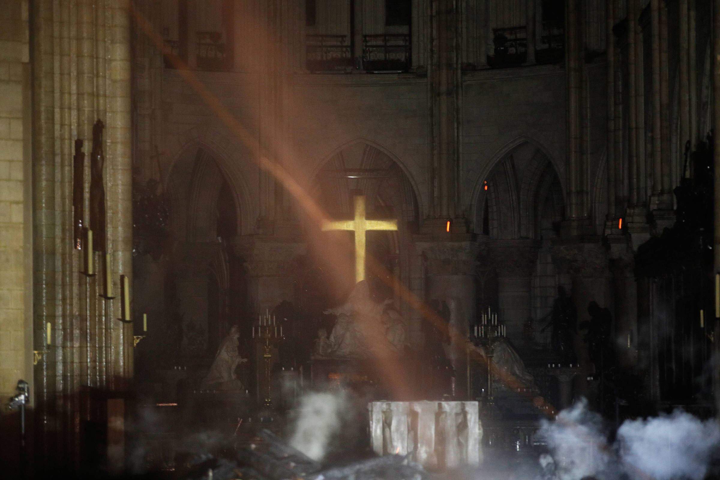 Veja como era e como ficou a Catedral de NotreDame após o incêndio
