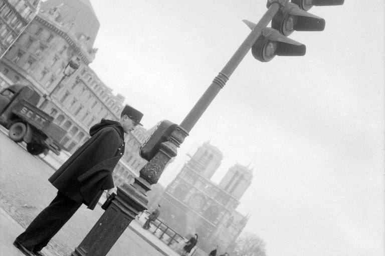 Em 1945, policial controla o trânsito na Île de la Cité, perto do hospital Hôtel Dieu e da catedral de Notre-Dame