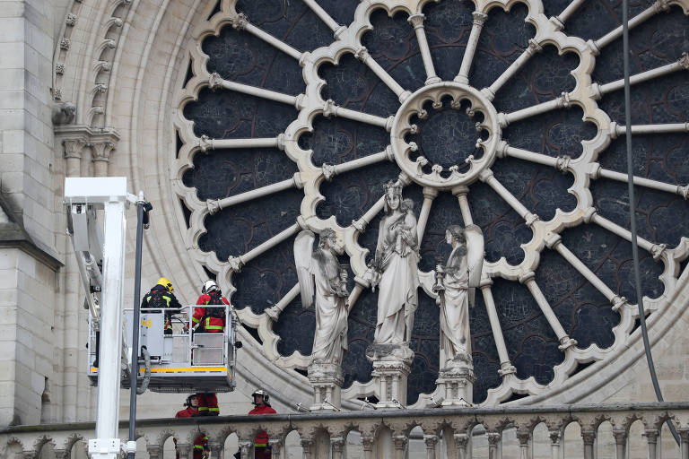Incêndio em Notre-Dame está extinto, mas estado de vitrais e de órgão preocupa