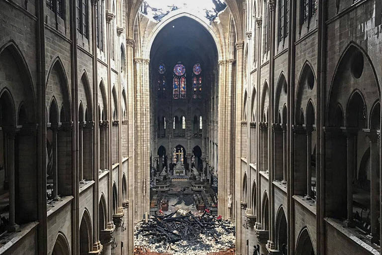 Interior da catedral Notre-Dame de Paris após o incêndio que devastou parte da igreja