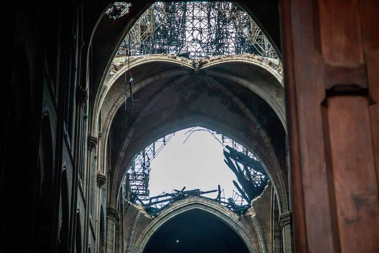Parte destruída do telhado da Notre-Dame após o incêndio na catedral