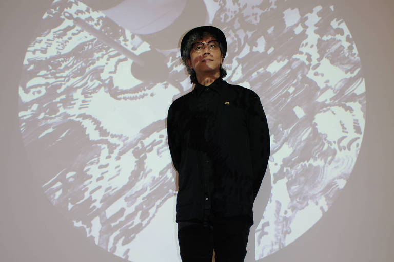 Victor Wong durante exposição "Far Side of the Moon" em galeria de Londres