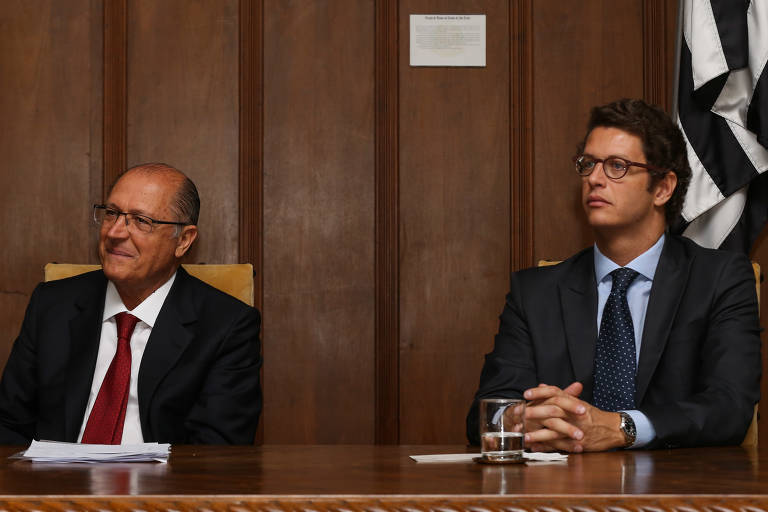 Em 2016, o então governador de São Paulo, Geraldo Alckmin, assina decreto para licenciamento ambiental da aquicultura, acompanhado de Ricardo Salles, então secretário do Meio Ambiente