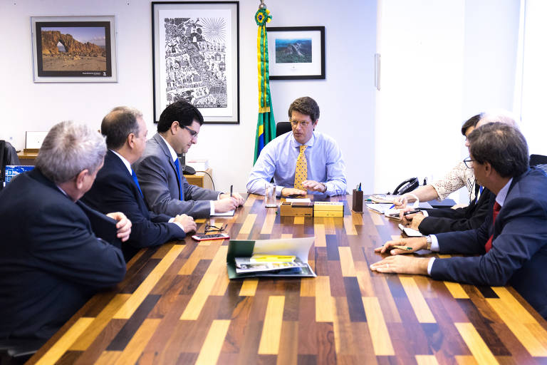 Ricardo Salles, ao assumir o posto de ministro do Meio Ambiente, após cerimônia de transmissão de cargo com o antecessor, Edson Duarte
