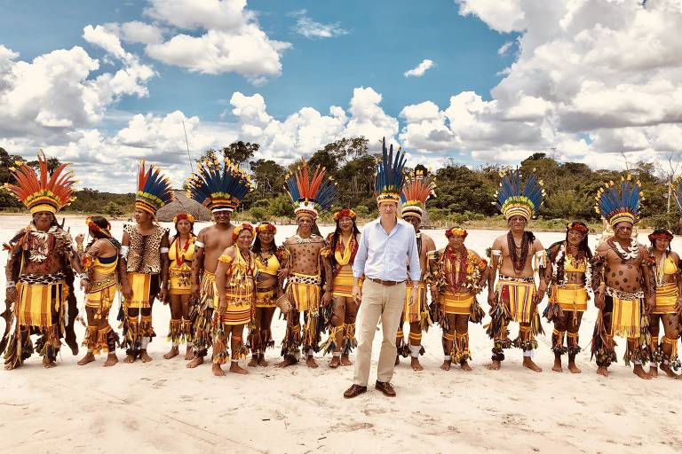 Ricardo Salles, ministro do meio ambiente, posa com índios