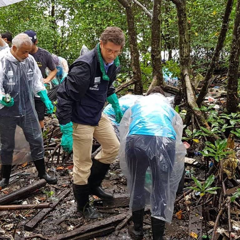 "Iniciamos hoje cedo as ações de combate ao lixo no mar, com o recolhimento de lixo no mangue em Santos, tomado por todos os lados!", diz Ricardo Salles, ministro do Meio Ambiente, em rede social