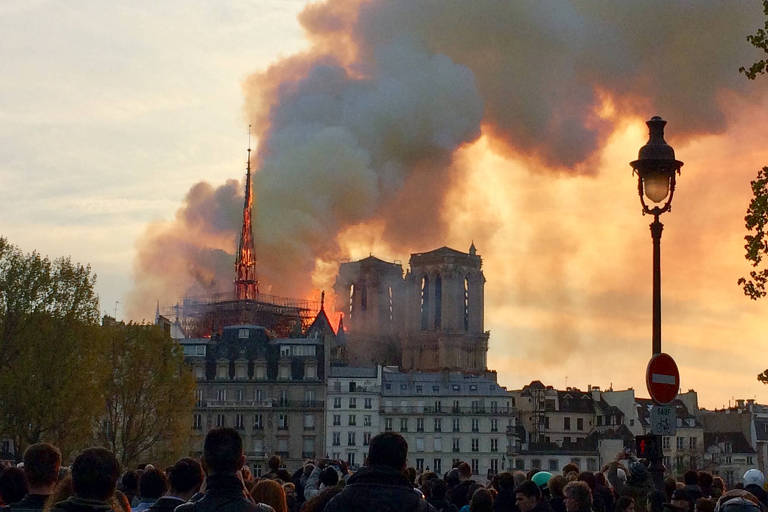 Como a extrema direita espalhou mentiras convenientes sobre o incêndio de Notre-Dame