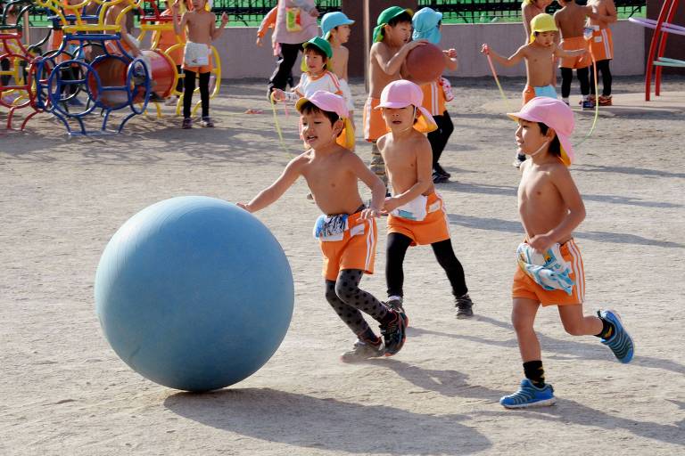 Crianças brincam em jardim da infância em Tóquio