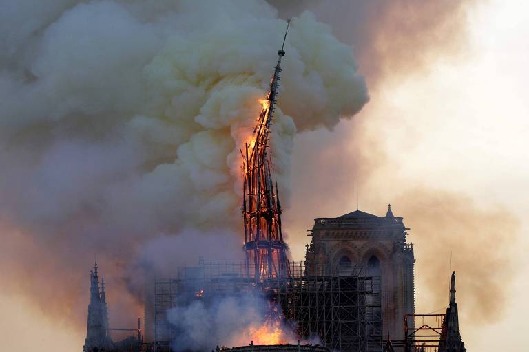 França anuncia concurso para reconstruir torre da Notre-Dame