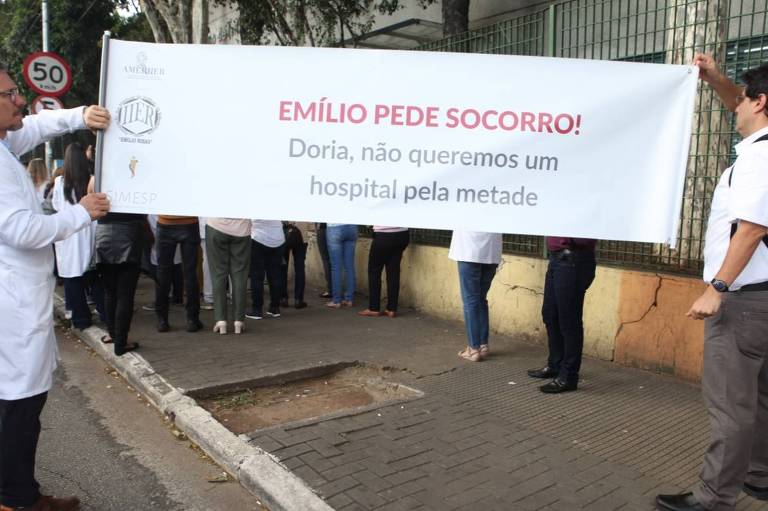 Funcionários do Instituto Emilio Ribas protestam contra precarização