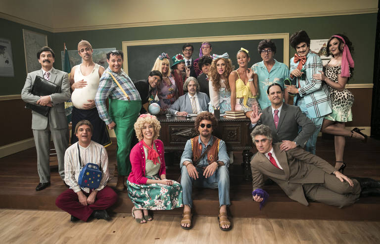 Escolinha do Professor Raimundo - Quarta Temporada. Da esquerda para a direita e de cima para baixo: Pedro Pedreira ( Marco Ricca ), Seu Boneco ( Marcius Melhem ), Nerso da Capitinga ( Gui Santana ), Batista ( Rodrigo Sant'Anna ), Cacilda ( Fabiana Karla ), Catifunda ( Dani Calabresa ), Ptolomeu ( Otaviano Costa ), Seu Peru ( Marcos Caruso ), Baltazar da Rocha ( Otávio Müller ), Professor Raimundo Nonato ( Bruno Mazzeo ), Dona Bela ( Betty Gofman ), Marina da Glória ( Fernanda de Freitas ), Armando Volta ( Evandro Mesquita ), Zé Bonitinho ( Mateus Solano ), Capitu ( Ellen Roche ), Joselino Barbacena ( Angelo Antonio ), Cândida ( Maria Clara Gueiros ), Patropi ( Marco Luque ), Rolando Lero ( Marcelo Adnet ) e Aldemar Vigário ( Lúcio Mauro Filho )