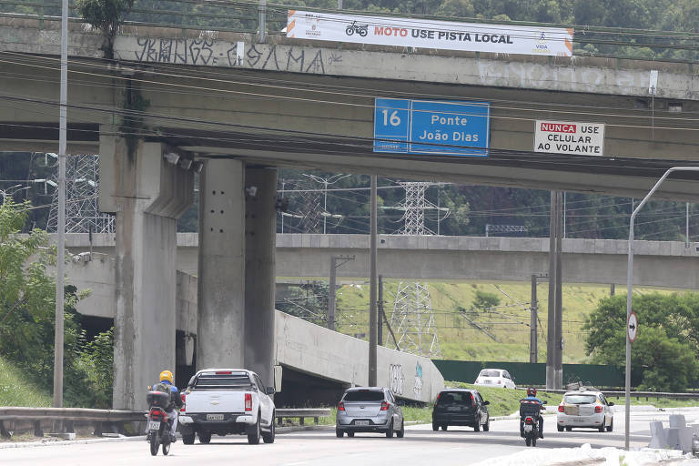 Motociclistas passam entre os carros na marginal Pinheiros; desde maio eles estão proibidos de circular pela pista expressa