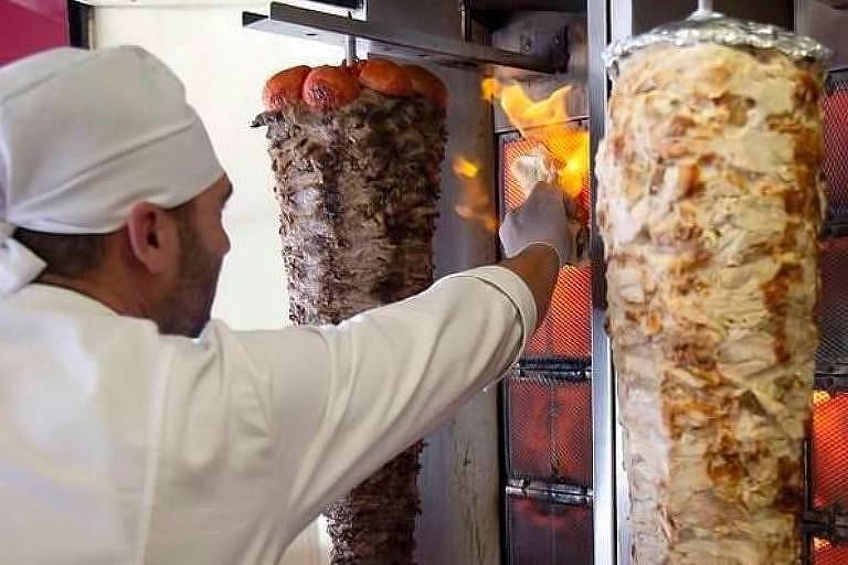 Eyad Abou Harb preparando shawarma em seu restaurante