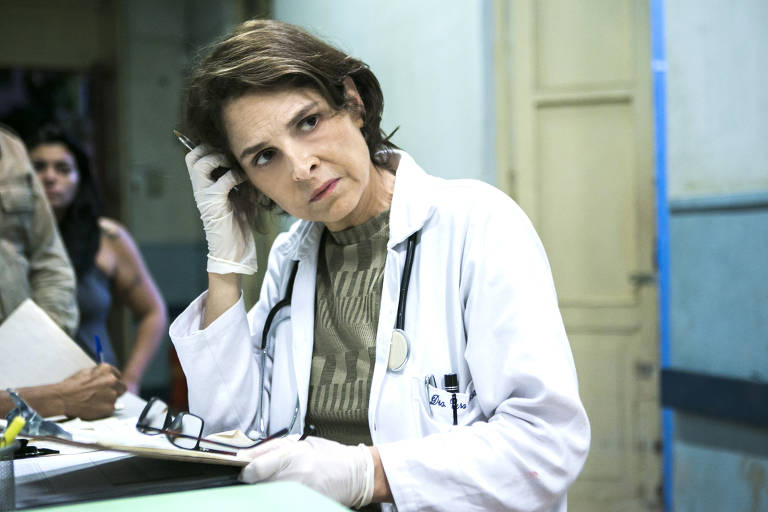 Vera (Drica Moraes) é a nova integrante da equipe de médicos de "Sob Pressão"