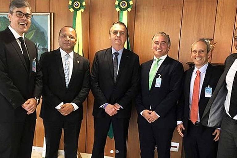 Bolsonaro ao lado de Neymar da Silva Santos (à esq.), pai do jogador, durante reunião em Brasília