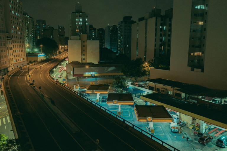 Foto feita com o uso de drone mostra posto da bandeira Shell ao lado do elevado João Goulart, o Minhocão, no bairro de Santa Cecília, em São Paulo