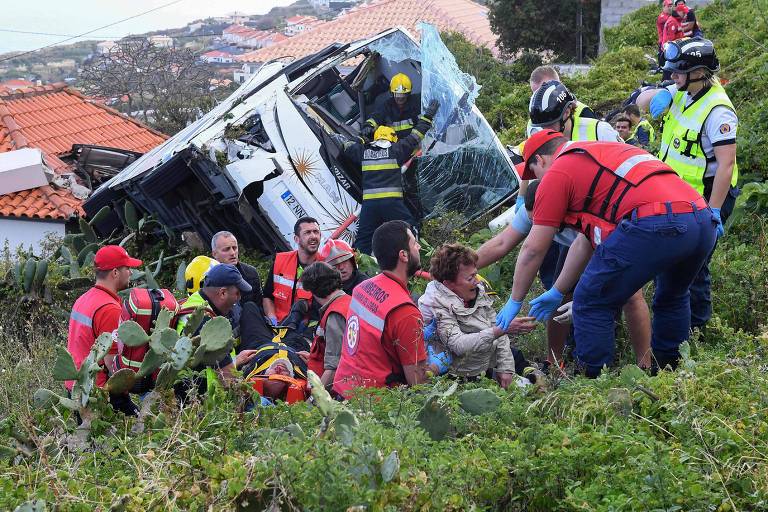 Acidente com ônibus de turismo deixa 29 mortos em Portugal