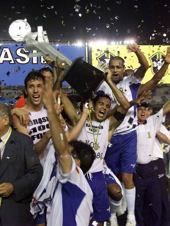 Jogadores do Santo André comemoram o título da Copa do Brasil de 2004, no Maracanã, após a vitória sobre o Flamengo