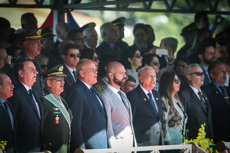 A República Sitiada : militares e bolsonarismo no Brasil by