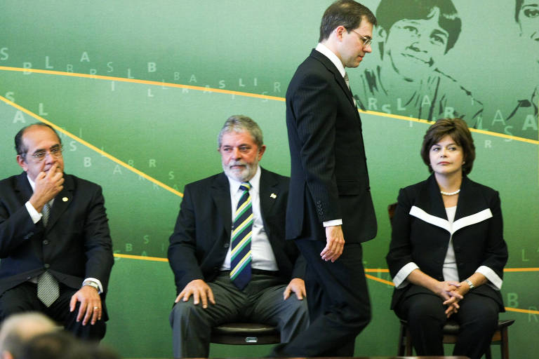 Gilmar Mendes, à época presidente do STF, Lula e Dilma Rousseff na cerimônia de transmissão do cargo de advogado-geral da União de Toffoli para Luís Inácio Adams, em 2009