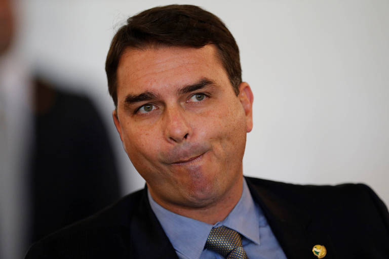 Flávio Bolsonaro movendo a boca