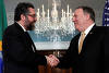 Ernesto Araújo se reúne com o secretário de Estado americano, Mike Pompeo, em Washington, no início de fevereiro; um dos objetivos do governo é estreitar laços com os EUA 

