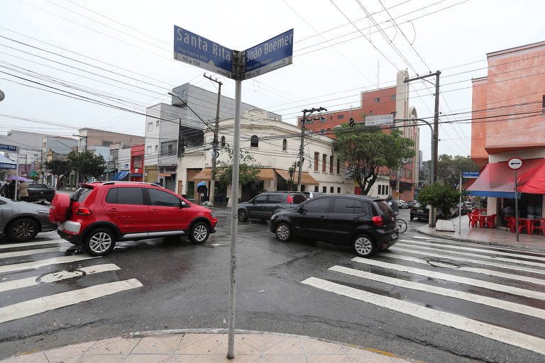 Moradores e comerciantes reclamam que o cruzamento da rua Santa Rita com a rua João Boemer, no Pari na região central de São Paulo, registra muitos acidentes