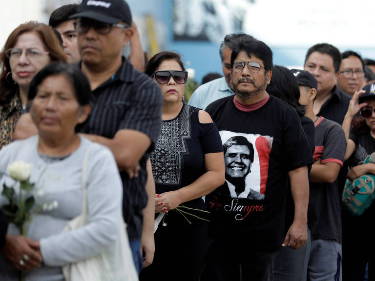 Apoiadores de Alan García aguardam em fila para homenagear o ex-presidente morto