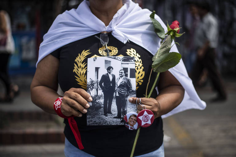 Apoiadora do ex-presidente peruano usa camiseta com foto antiga do ex-presidente do Peru com Victor Raul Haya de la Torre, com quem fundou a Aliança Popular Revolucionária Americana (Apra)