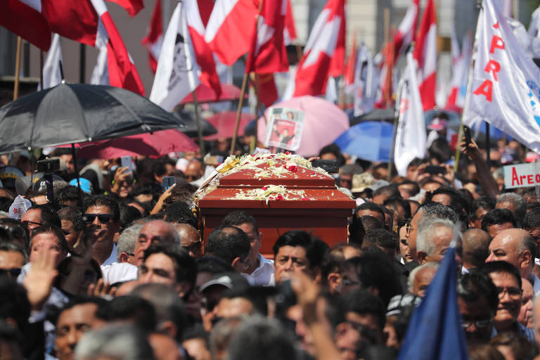 Amigos e familiares carregam o caixão de Alan García pelas ruas de Lima, nesta sexta (19), antes do funeral do ex-presidente