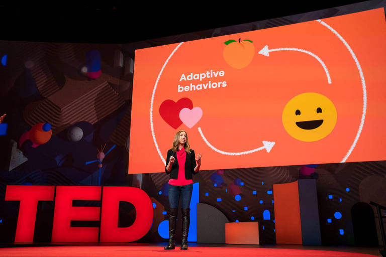 Mulher fala ao palco da conferência TED