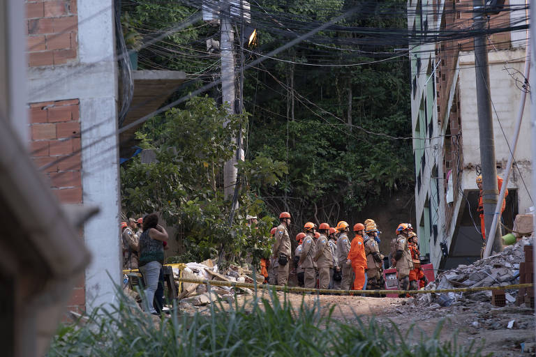 Trabalho de resgate após desabamento de dois prédios no bairro da Muzema, no Rio