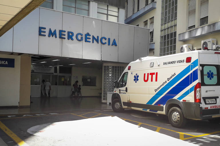 Ambulância estacionada na entrada de emergência do hospital Santa Marcelina, em São Paulo
