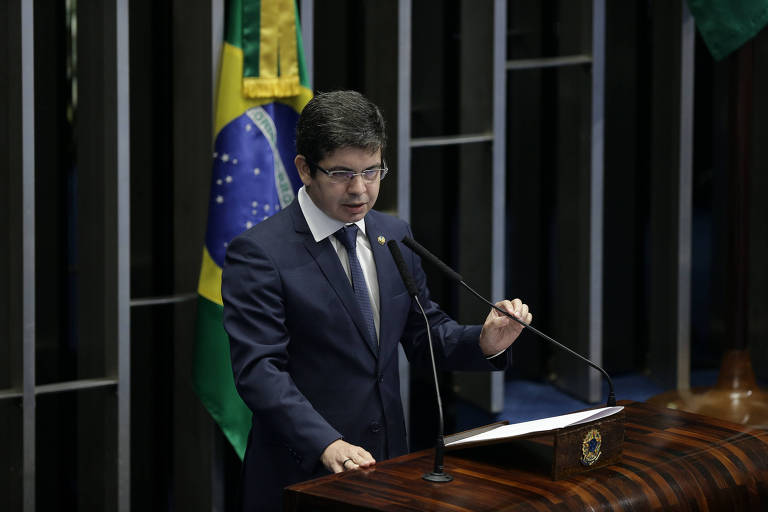Senador apresenta CPI para investigar ligação de Flávio Bolsonaro com 'matadores de aluguel'