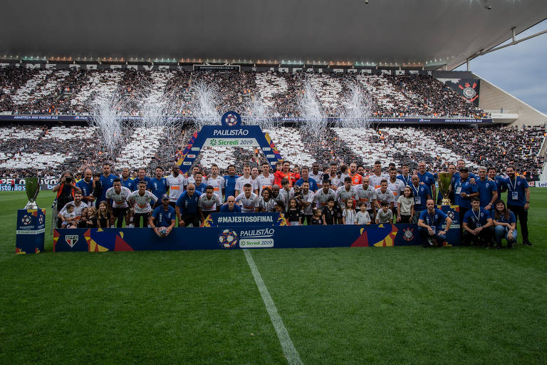 Time do Corinthians em foto oficial antes da final do Campeonato Paulista