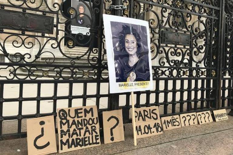 Foto de Marielle Franco está exposta diante da prefeitura de Paris, onde foi realizado o protesto um mês após o assassinato da vereadora brasileira