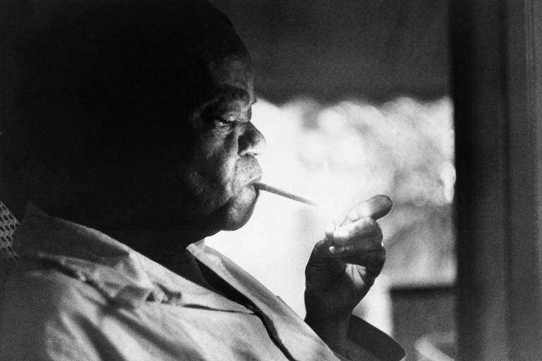 Pixinguinha em casa, no Rio de Janeiro, em 1968; a imagem está na exposição sobre o músico no IMS do Rio de Janeiro