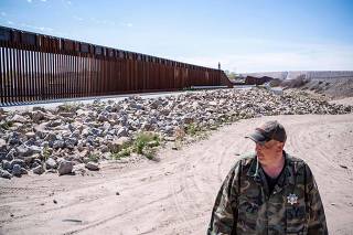 On US-Mexico border, militia vow to patrol until 'wall is up'