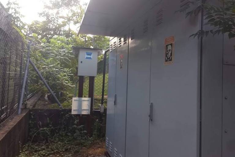 Equipamento de medição (caixa ao centro) ao lado da cabine primária do condomínio Domínio Marajoara, na zona sul de SP