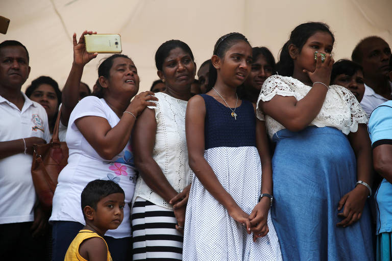 Enterro em massa de vítimas de ataques no Sri Lanka