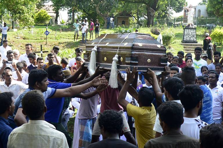 Parentes enterram vítimas de ataque no Sri Lanka em funeral coletivo