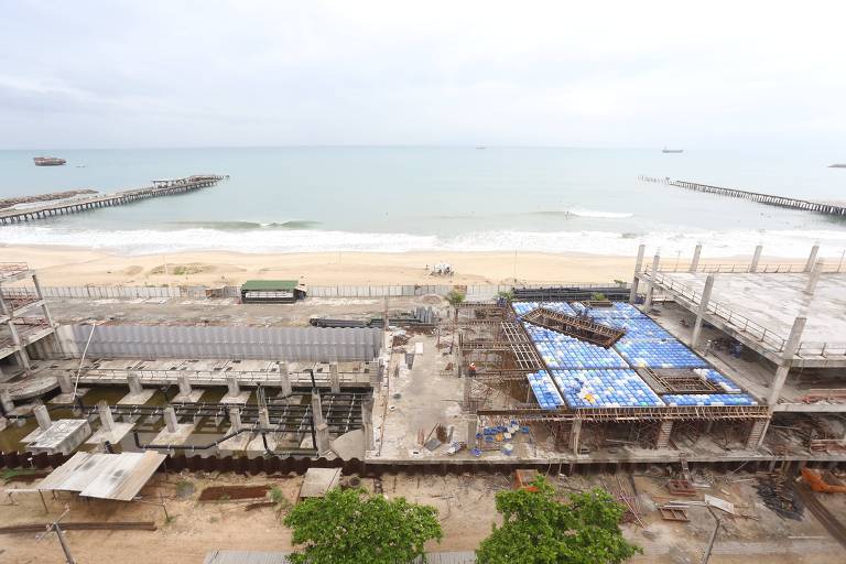 Vista aérea das obras de construção do Acquário Ceará, na praia de Iracema; construção está parada desde 2015