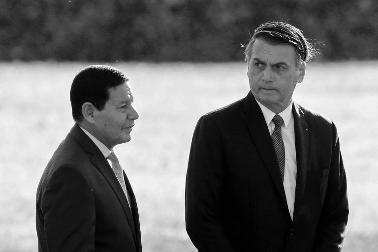 Hamilton Mourão e Jair Bolsonaro em frente ao Palácio da Alvorada, em Brasília