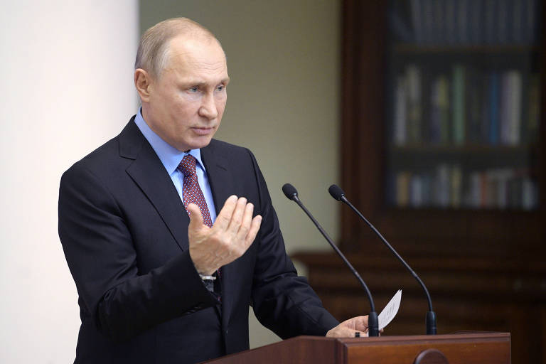 O presidente Vladimir Putin fala a parlamentares em São Petersburgo nesta quarta (24)
