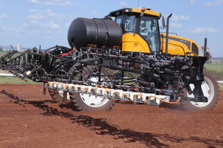 Máquina da marca Vatra exposta na feira de agronegócio