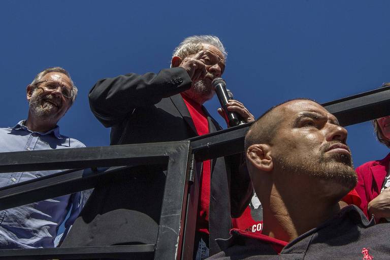 Lula discursa durante ato de sua caravana pelo país, em Bagé (RS), três semanas antes de ser preso, em 2018