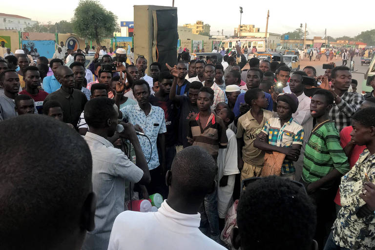 Pai ajuda a depor ditador do Sudão enquanto filho protesta contra governo